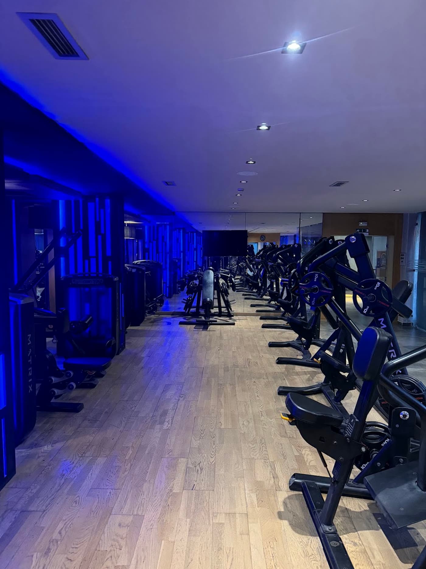 Le plateau de musculation Elide Fitness Club, éclairé en néon bleu, à Agadir